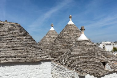 İtalya, Alberobello 'daki Trulli Evi' nin taş çatısı. Yapım tarzı İtalya 'nın Apulia bölgesindeki Murge bölgesine özgüdür (İtalyan Puglia bölgesinde). Kireç taşı ve temel taştan yapılmış..