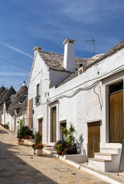 Alberobello, İtalya - 16 Eylül 2019: Trulli köyü Alberobello, İtalya. Yapım tarzı İtalya 'nın Apulia bölgesindeki Murge bölgesine özgüdür (İtalyan Puglia bölgesinde). Kireç taşı ve temel taştan yapılmış..