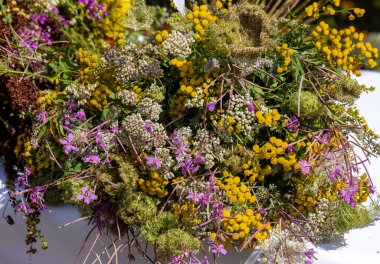 Geleneksel çiçek buketi, bitkiler ve meyveler yazın sembolüdür. 