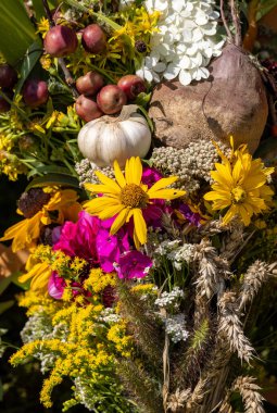 Geleneksel çiçek buketi, bitkiler ve meyveler yazın sembolüdür. 