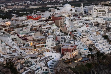  Santorini Adası 'ndaki Fira kasabasının restoranlarıyla balkon güverteleri ve terasları aydınlatılmış. Cyclades, Yunanistan