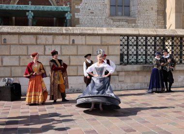 Krakow, Polonya - 27 Temmuz 2021: Performans - 22. Cracovia Danza Dans Festivali kapsamında Wawel Royal Castle 'da Cracovia Danza Ballet tarafından çanlar çalınırken 