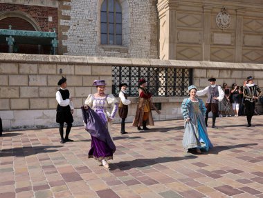Krakow, Polonya - 27 Temmuz 2021: Performans - 22. Cracovia Danza Dans Festivali kapsamında Wawel Royal Castle 'da Cracovia Danza Ballet tarafından çanlar çalınırken 