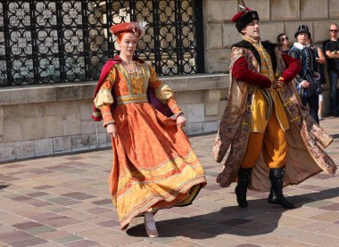Krakow, Polonya - 27 Temmuz 2021: Performans - 22. Cracovia Danza Dans Festivali kapsamında Wawel Royal Castle 'da Cracovia Danza Ballet tarafından çanlar çalınırken 