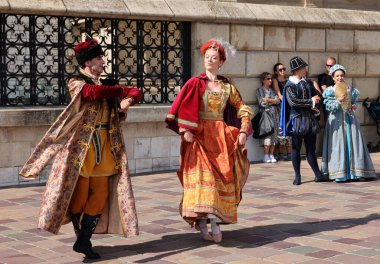 Krakow, Polonya - 27 Temmuz 2021: Performans - 22. Cracovia Danza Dans Festivali kapsamında Wawel Royal Castle 'da Cracovia Danza Ballet tarafından çanlar çalınırken 