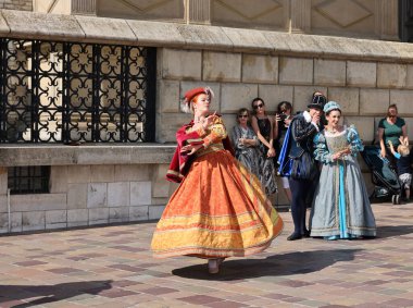 Krakow, Polonya - 27 Temmuz 2021: Performans - 22. Cracovia Danza Dans Festivali kapsamında Wawel Royal Castle 'da Cracovia Danza Ballet tarafından çanlar çalınırken 