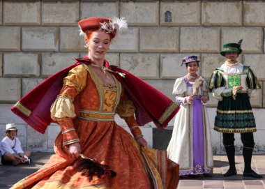 Krakow, Polonya - 27 Temmuz 2021: Performans - 22. Cracovia Danza Dans Festivali kapsamında Wawel Royal Castle 'da Cracovia Danza Ballet tarafından çanlar çalınırken 