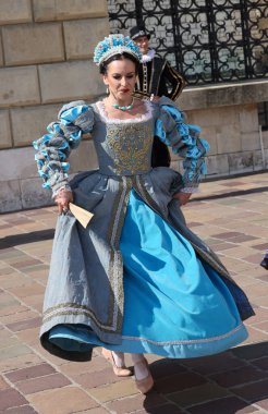 Krakow, Polonya - 27 Temmuz 2021: Performans - 22. Cracovia Danza Dans Festivali kapsamında Wawel Royal Castle 'da Cracovia Danza Ballet tarafından çanlar çalınırken 