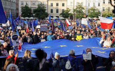 Krakow; Polonya - 10 Ekim 2021: Biz kalıyoruz, hükümet ayrılıyor! Halk Anayasa Mahkemesi 'nin kararını protesto ediyor. Pek çok vatandaş, kararın Polexit yolunda atılmış bir adım olduğuna inanıyor.