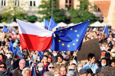 Krakow; Polonya - 10 Ekim 2021: Biz kalıyoruz, hükümet ayrılıyor! Halk Anayasa Mahkemesi 'nin kararını protesto ediyor. Pek çok vatandaş, kararın Polexit yolunda atılmış bir adım olduğuna inanıyor.