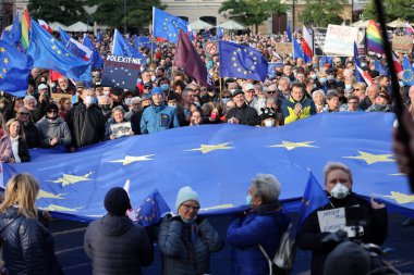Krakow; Polonya - 10 Ekim 2021: Biz kalıyoruz, hükümet ayrılıyor! Halk Anayasa Mahkemesi 'nin kararını protesto ediyor. Pek çok vatandaş, kararın Polexit yolunda atılmış bir adım olduğuna inanıyor.