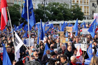 Krakow; Polonya - 10 Ekim 2021: Biz kalıyoruz, hükümet ayrılıyor! Halk Anayasa Mahkemesi 'nin kararını protesto ediyor. Pek çok vatandaş, kararın Polexit yolunda atılmış bir adım olduğuna inanıyor.