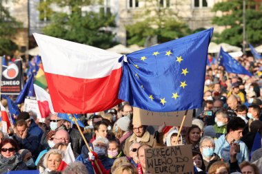 Krakow; Polonya - 10 Ekim 2021: Biz kalıyoruz, hükümet ayrılıyor! Halk Anayasa Mahkemesi 'nin kararını protesto ediyor. Pek çok vatandaş, kararın Polexit yolunda atılmış bir adım olduğuna inanıyor.