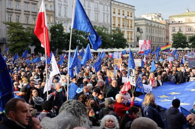 Krakow; Polonya - 10 Ekim 2021: Biz kalıyoruz, hükümet ayrılıyor! Halk Anayasa Mahkemesi 'nin kararını protesto ediyor. Pek çok vatandaş, kararın Polexit yolunda atılmış bir adım olduğuna inanıyor.