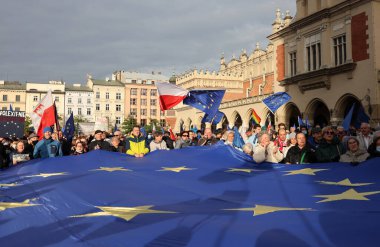 Krakow; Polonya - 10 Ekim 2021: Biz kalıyoruz, hükümet ayrılıyor! Halk Anayasa Mahkemesi 'nin kararını protesto ediyor. Pek çok vatandaş, kararın Polexit yolunda atılmış bir adım olduğuna inanıyor.