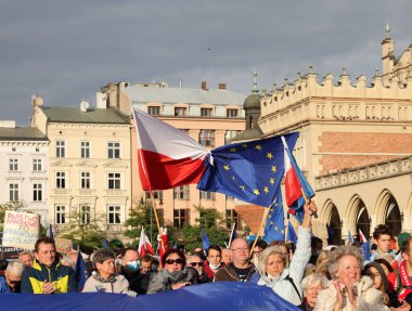 Krakow; Polonya - 10 Ekim 2021: Biz kalıyoruz, hükümet ayrılıyor! Halk Anayasa Mahkemesi 'nin kararını protesto ediyor. Pek çok vatandaş, kararın Polexit yolunda atılmış bir adım olduğuna inanıyor.