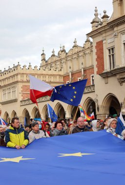 Krakow; Polonya - 10 Ekim 2021: Biz kalıyoruz, hükümet ayrılıyor! Halk Anayasa Mahkemesi 'nin kararını protesto ediyor. Pek çok vatandaş, kararın Polexit yolunda atılmış bir adım olduğuna inanıyor.