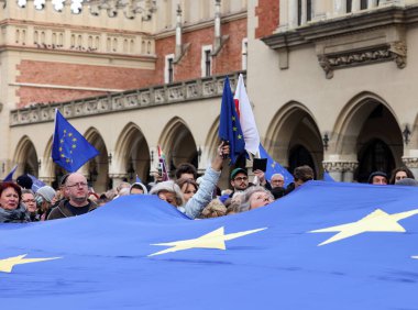 Krakow; Polonya - 10 Ekim 2021: Biz kalıyoruz, hükümet ayrılıyor! Halk Anayasa Mahkemesi 'nin kararını protesto ediyor. Pek çok vatandaş, kararın Polexit yolunda atılmış bir adım olduğuna inanıyor.