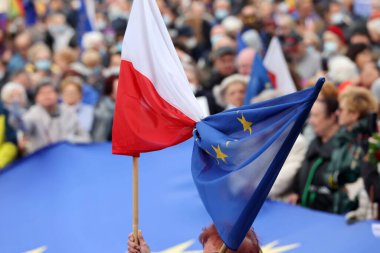 Krakow; Polonya - 10 Ekim 2021: Biz kalıyoruz, hükümet ayrılıyor! Halk Anayasa Mahkemesi 'nin kararını protesto ediyor. Pek çok vatandaş, kararın Polexit yolunda atılmış bir adım olduğuna inanıyor.