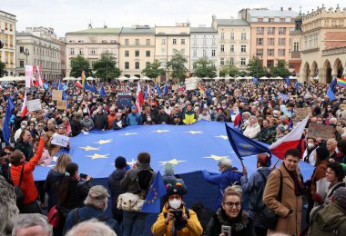 Krakow; Polonya - 10 Ekim 2021: Biz kalıyoruz, hükümet ayrılıyor! Halk Anayasa Mahkemesi 'nin kararını protesto ediyor. Pek çok vatandaş, kararın Polexit yolunda atılmış bir adım olduğuna inanıyor.