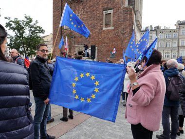 Krakow; Polonya - 10 Ekim 2021: Biz kalıyoruz, hükümet ayrılıyor! Halk Anayasa Mahkemesi 'nin kararını protesto ediyor. Pek çok vatandaş, kararın Polexit yolunda atılmış bir adım olduğuna inanıyor.