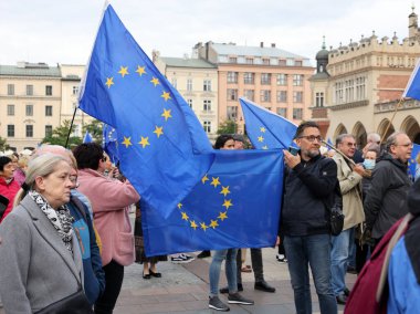 Krakow; Polonya - 10 Ekim 2021: Biz kalıyoruz, hükümet ayrılıyor! Halk Anayasa Mahkemesi 'nin kararını protesto ediyor. Pek çok vatandaş, kararın Polexit yolunda atılmış bir adım olduğuna inanıyor.