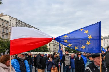 Krakow; Polonya - 10 Ekim 2021: Biz kalıyoruz, hükümet ayrılıyor! Halk Anayasa Mahkemesi 'nin kararını protesto ediyor. Pek çok vatandaş, kararın Polexit yolunda atılmış bir adım olduğuna inanıyor.