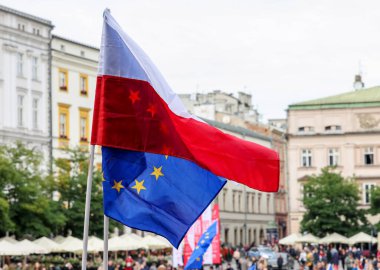 Krakow; Polonya - 10 Ekim 2021: Biz kalıyoruz, hükümet ayrılıyor! Halk Anayasa Mahkemesi 'nin kararını protesto ediyor. Pek çok vatandaş, kararın Polexit yolunda atılmış bir adım olduğuna inanıyor.