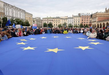 Krakow; Polonya - 10 Ekim 2021: Biz kalıyoruz, hükümet ayrılıyor! Halk Anayasa Mahkemesi 'nin kararını protesto ediyor. Pek çok vatandaş, kararın Polexit yolunda atılmış bir adım olduğuna inanıyor.