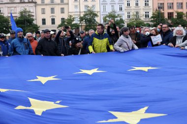 Krakow; Polonya - 10 Ekim 2021: Biz kalıyoruz, hükümet ayrılıyor! Halk Anayasa Mahkemesi 'nin kararını protesto ediyor. Pek çok vatandaş, kararın Polexit yolunda atılmış bir adım olduğuna inanıyor.