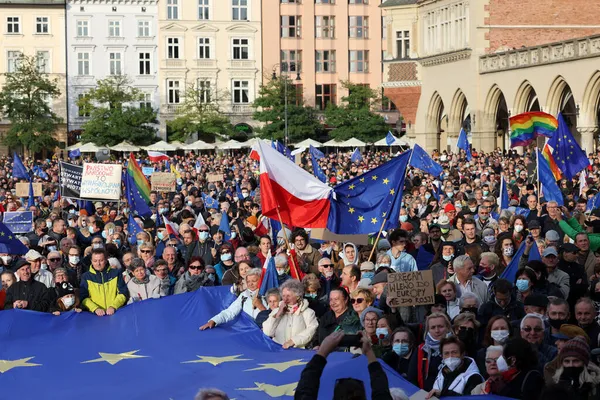 Krakow; Polonya - 10 Ekim 2021: Biz kalıyoruz, hükümet ayrılıyor! Halk Anayasa Mahkemesi 'nin kararını protesto ediyor. Pek çok vatandaş, kararın Polexit yolunda atılmış bir adım olduğuna inanıyor.