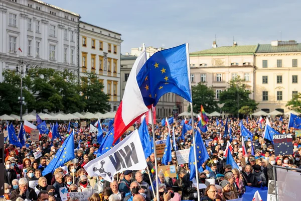 Krakow; Polonya - 10 Ekim 2021: Biz kalıyoruz, hükümet ayrılıyor! Halk Anayasa Mahkemesi 'nin kararını protesto ediyor. Pek çok vatandaş, kararın Polexit yolunda atılmış bir adım olduğuna inanıyor.