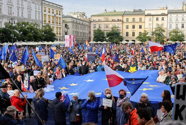 Krakow; Polonya - 10 Ekim 2021: Biz kalıyoruz, hükümet ayrılıyor! Halk Anayasa Mahkemesi 'nin kararını protesto ediyor. Pek çok vatandaş, kararın Polexit yolunda atılmış bir adım olduğuna inanıyor.