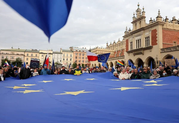 Krakow; Polonya - 10 Ekim 2021: Biz kalıyoruz, hükümet ayrılıyor! Halk Anayasa Mahkemesi 'nin kararını protesto ediyor. Pek çok vatandaş, kararın Polexit yolunda atılmış bir adım olduğuna inanıyor.
