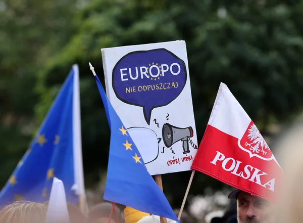 Krakow; Polonya - 10 Ekim 2021: Biz kalıyoruz, hükümet ayrılıyor! Halk Anayasa Mahkemesi 'nin kararını protesto ediyor. Pek çok vatandaş, kararın Polexit yolunda atılmış bir adım olduğuna inanıyor.