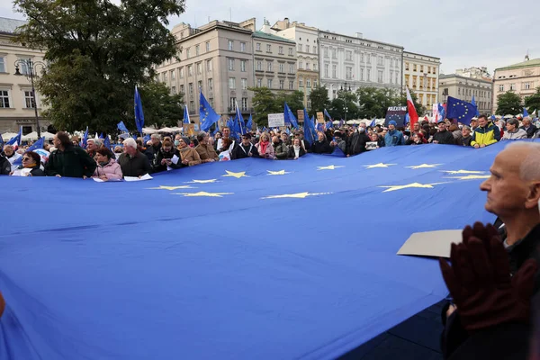 Krakow; Polonya - 10 Ekim 2021: Biz kalıyoruz, hükümet ayrılıyor! Halk Anayasa Mahkemesi 'nin kararını protesto ediyor. Pek çok vatandaş, kararın Polexit yolunda atılmış bir adım olduğuna inanıyor.