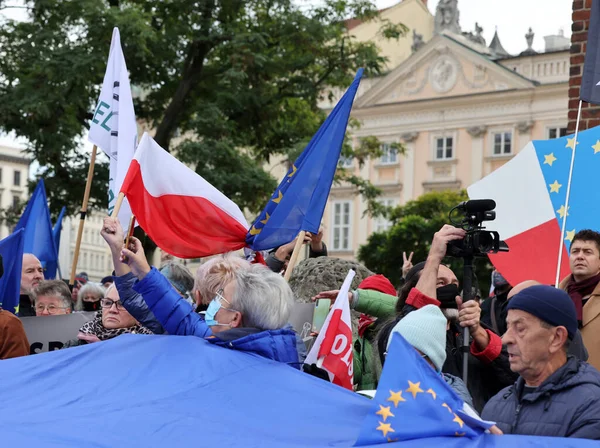 Krakow; Polonya - 10 Ekim 2021: Biz kalıyoruz, hükümet ayrılıyor! Halk Anayasa Mahkemesi 'nin kararını protesto ediyor. Pek çok vatandaş, kararın Polexit yolunda atılmış bir adım olduğuna inanıyor.