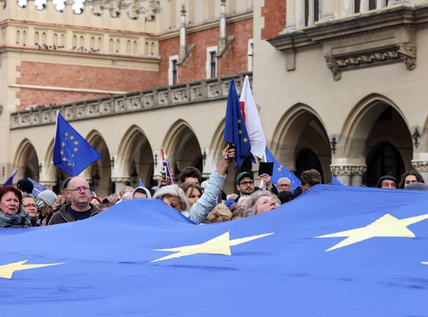Krakow; Polonya - 10 Ekim 2021: Biz kalıyoruz, hükümet ayrılıyor! Halk Anayasa Mahkemesi 'nin kararını protesto ediyor. Pek çok vatandaş, kararın Polexit yolunda atılmış bir adım olduğuna inanıyor.