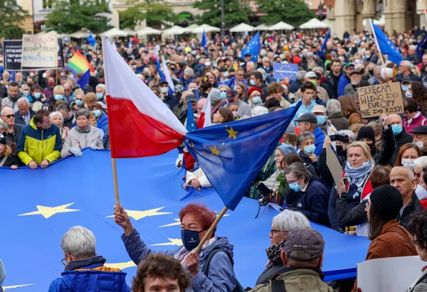 Krakow; Polonya - 10 Ekim 2021: Biz kalıyoruz, hükümet ayrılıyor! Halk Anayasa Mahkemesi 'nin kararını protesto ediyor. Pek çok vatandaş, kararın Polexit yolunda atılmış bir adım olduğuna inanıyor.