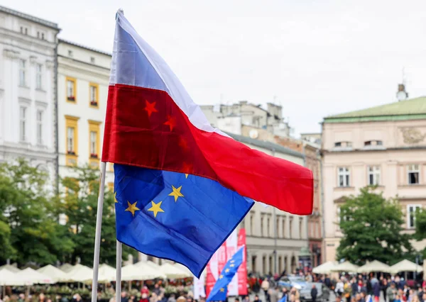 Krakow; Polonya - 10 Ekim 2021: Biz kalıyoruz, hükümet ayrılıyor! Halk Anayasa Mahkemesi 'nin kararını protesto ediyor. Pek çok vatandaş, kararın Polexit yolunda atılmış bir adım olduğuna inanıyor.