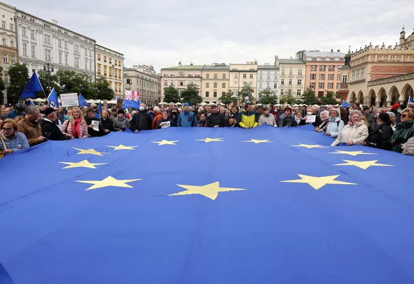 Krakow; Polonya - 10 Ekim 2021: Biz kalıyoruz, hükümet ayrılıyor! Halk Anayasa Mahkemesi 'nin kararını protesto ediyor. Pek çok vatandaş, kararın Polexit yolunda atılmış bir adım olduğuna inanıyor.