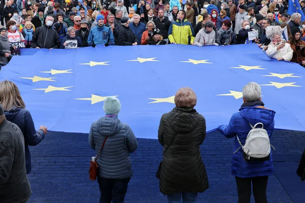 Krakow; Polonya - 10 Ekim 2021: Biz kalıyoruz, hükümet ayrılıyor! Halk Anayasa Mahkemesi 'nin kararını protesto ediyor. Pek çok vatandaş, kararın Polexit yolunda atılmış bir adım olduğuna inanıyor.