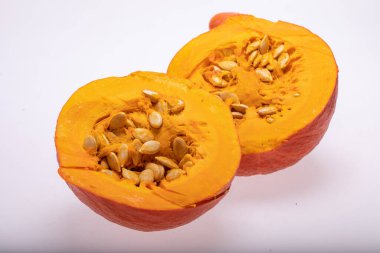 Beyaz arkaplanda izole edilmiş sarı balkabağı sebzesi