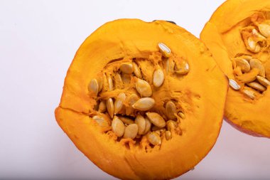 Beyaz arkaplanda izole edilmiş sarı balkabağı sebzesi