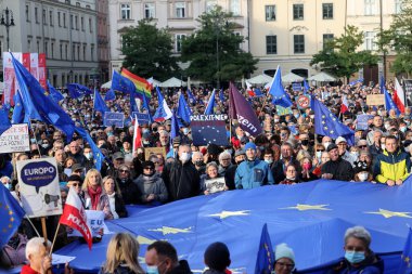 Krakow; Polonya - 10 Ekim 2021: Biz kalıyoruz, hükümet ayrılıyor! Halk Anayasa Mahkemesi 'nin kararını protesto ediyor. Pek çok vatandaş, kararın Polexit yolunda atılmış bir adım olduğuna inanıyor.