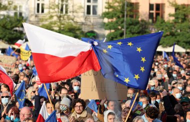 Krakow; Polonya - 10 Ekim 2021: Biz kalıyoruz, hükümet ayrılıyor! Halk Anayasa Mahkemesi 'nin kararını protesto ediyor. Pek çok vatandaş, kararın Polexit yolunda atılmış bir adım olduğuna inanıyor.
