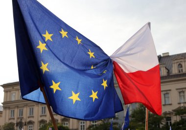 Krakow; Polonya - 10 Ekim 2021: Biz kalıyoruz, hükümet ayrılıyor! Halk Anayasa Mahkemesi 'nin kararını protesto ediyor. Pek çok vatandaş, kararın Polexit yolunda atılmış bir adım olduğuna inanıyor.