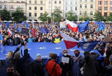 Krakow; Polonya - 10 Ekim 2021: Biz kalıyoruz, hükümet ayrılıyor! Halk Anayasa Mahkemesi 'nin kararını protesto ediyor. Pek çok vatandaş, kararın Polexit yolunda atılmış bir adım olduğuna inanıyor.