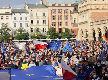 Krakow; Polonya - 10 Ekim 2021: Biz kalıyoruz, hükümet ayrılıyor! Halk Anayasa Mahkemesi 'nin kararını protesto ediyor. Pek çok vatandaş, kararın Polexit yolunda atılmış bir adım olduğuna inanıyor.