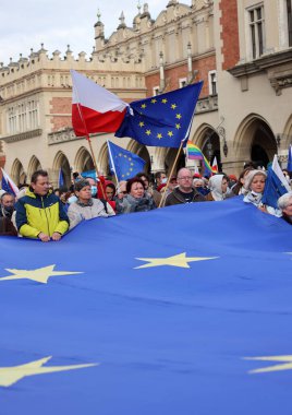 Krakow; Polonya - 10 Ekim 2021: Biz kalıyoruz, hükümet ayrılıyor! Halk Anayasa Mahkemesi 'nin kararını protesto ediyor. Pek çok vatandaş, kararın Polexit yolunda atılmış bir adım olduğuna inanıyor.